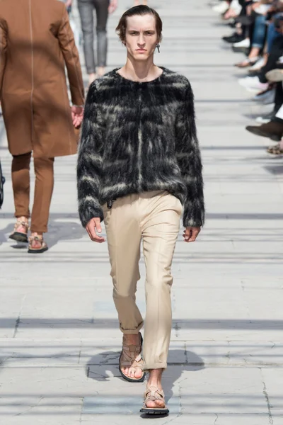 Look 16